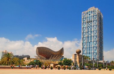 Barcelona, İspanya - Ağustos 12: hotel arts ve mapfre Kulesi ve pe