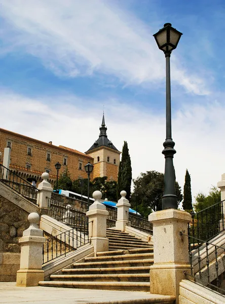 Vista del palacio con una torre en Toledo, España — Foto de Stock