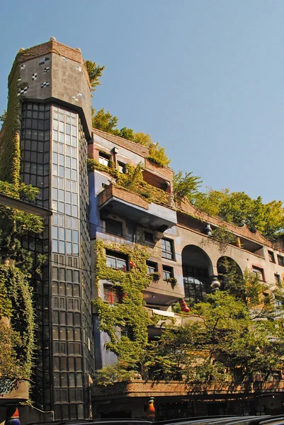 VIENA, 8 DE AGOSTO: Fachada da casa de Hundertwasser com árvore — Fotografia de Stock