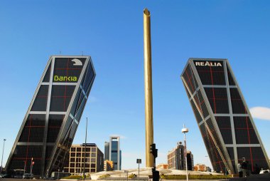 Madrid, İspanya - august19: puerta de europa kule üzerinde 19 Ağustos, 