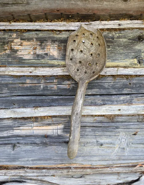 Ländliche Landschaft mit einem Kochlöffel, Sieb an der Wand eines — Stockfoto