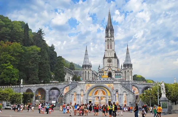 Lourdes, 23 Αυγούστου: Χριστιανικός Σταυρός σε φόντο το βασιλικό — Φωτογραφία Αρχείου