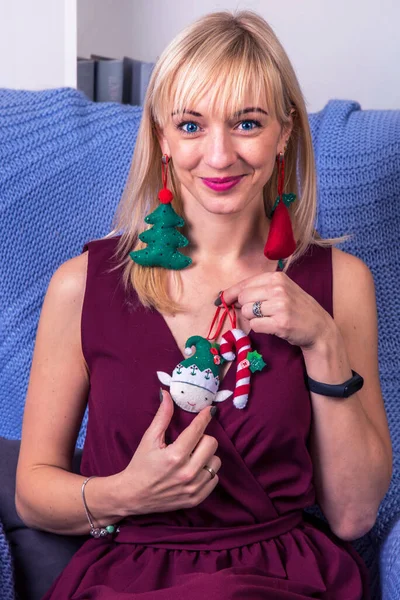 Bella Ragazza Con Orecchino Forma Albero Natale Nell Orecchio — Foto Stock