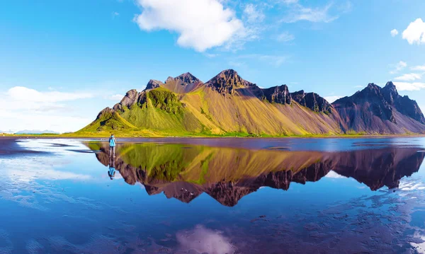 Sylwetka Mężczyzny Patrzącego Piękny Krajobraz Najbardziej Zapierającymi Dech Piersiach Górami — Zdjęcie stockowe