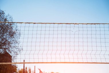 Gökyüzünün arka planında patlamış voleybol ağı (başarısızlık, kayıp, yıkım - kavram)