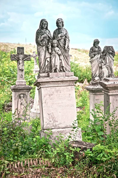Terk Edilmiş Bir Mezarlıkta Antik Mezar Taşları — Stok fotoğraf