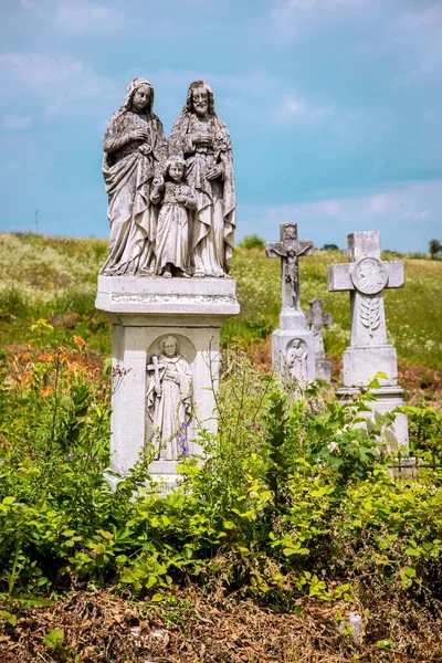 Oude Grafstenen Een Verlaten Begraafplaats — Stockfoto