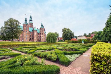 Kopenhag, Danimarka ünlü Rosenborg Kalesi'nde park desenleri ile nefes kesen büyülü manzara. Egzotik harika yerler. Popüler turist atraction.