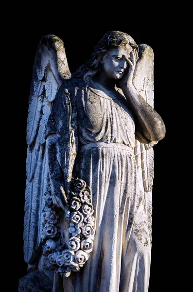 一个悲伤天使的古老雕塑 在悲惨的背景下哀悼死者 — 图库照片