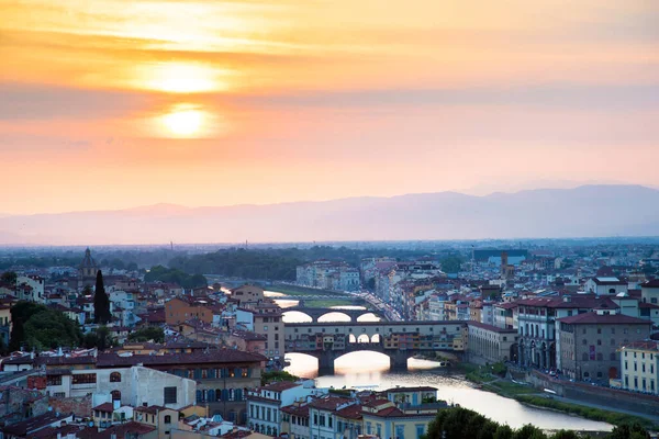Beroemde Bruggen Rivier Arno Florence Italië Aan Vooravond Van Zon — Stockfoto