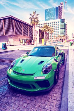 Dubai, Birleşik Arap Emirlikleri 5 Şubat 2021. Lüks salata salatası Porshe 911 'i Dubai' nin ünlü Jumeirah Sahili 'ndeki bir caddede akort etti..