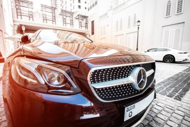 Dubai, Birleşik Arap Emirlikleri 5 Şubat 2021 - radyatör ızgarası ve Mercedes logosu yakın plan. C 250 Coupe.