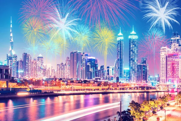 Prachtig Helder Kleurrijk Stadslandschap Dubai Oae Lucht Feestelijk Nieuwjaarsvuurwerk — Stockfoto