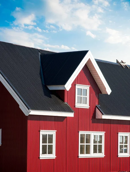 Fassade Eines Traditionellen Skandinavischen Hauses Mit Roten Wänden — Stockfoto