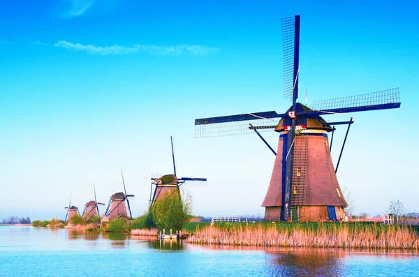 Paisagem Encantadora Com Moinhos Vento Kinderdijk Holanda Europa Contra Fundo — Fotografia de Stock