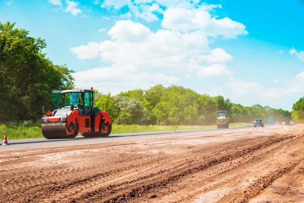 Pemandangan Industri Dengan Rol Yang Menggulung Aspal Baru Jalan Perbaikan — Stok Foto