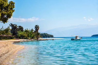 Bay Nydri, Lefkada, Yunanistan beach civarındaki bir tekne ile güzel doğal manzara. İnanılmaz çekici çarpıcı yerleştirir. önemli turistik kasabaları.