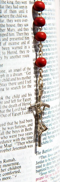 Crucifixo Madeira Com Crucifixo Nas Páginas Bíblia — Fotografia de Stock