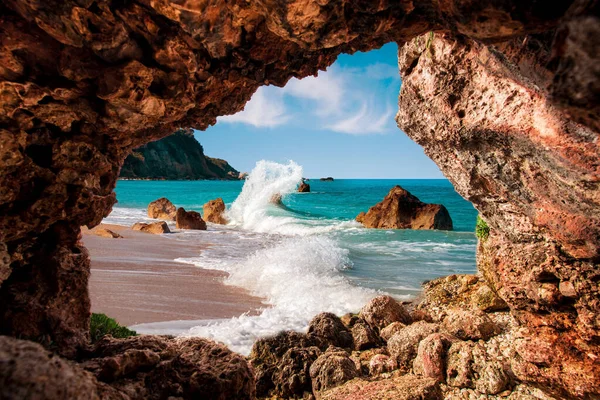 Wunderschöner Blick Auf Den Strand Mit Schweren Wellen Durch Ein lizenzfreie Stockfotos