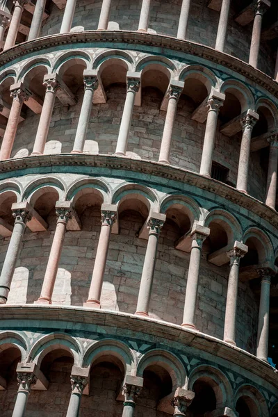 İtalya, Pisa 'da sütunları olan ünlü eğimli kulenin doku parçası. büyüleyici egzotik şaşırtıcı yerler..