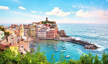 Vernazza, Cinque Terre, İtalya 'da tekneleri ve renkli evleri olan inanılmaz bir şehir. Harika yerler. Popüler bir tatil yeri.