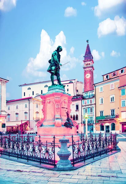 Prachtige Prachtige Stad Landschap Met Het Monument Beroemde Italiaanse Violist — Stockfoto