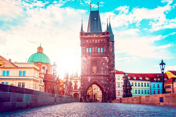 可爱迷人的神秘景观与拱形塔在查理大桥在布拉格 捷克共和国的一个古老的城市在黎明 惊人的地方 流行的旅游活动 — 图库照片