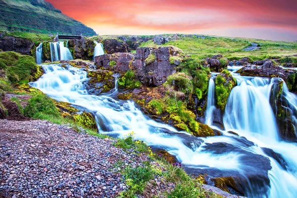 Hermoso Paisaje Con Una Cascada Kirkjufell Flores Amarillas Amanecer Islandia — Foto de Stock