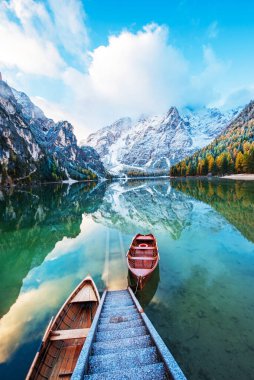 İtalya 'nın güneyindeki Dolomitler' de Fanes-Sennes-Braies gölündeki teknelerin bulunduğu büyülü sonbahar manzarası. (zihinsel tatil, tatil, iç huzur, uyum - konsept)