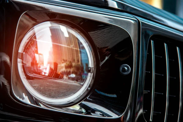 Blurry Reflection Dubai Skyscrapers Headlight Luxury Black Car — Stock Photo, Image