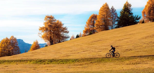 Cyclists Ride Road Alps Fall Alpe Siusi Dolomites South Tyrol — Stock Photo, Image