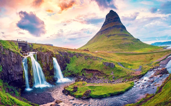 滝のある美しい自然の魔法の風景アイスランドの夜明けに火山の近くに落ちた 異国情緒豊かな国 素晴らしい場所だ 人気の観光地 抗ストレス — ストック写真