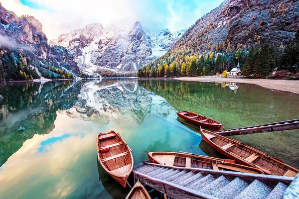 Zauberhafte Herbstlandschaft Mit Booten Auf Dem See Naturpark Fanes Sennes Stockfoto