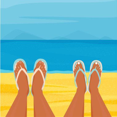 Bir adam ve bir kız kumda yatıyorlar. Ayaklarında parmak arası terlikler.