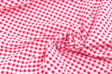 Kırmızı ve beyaz masa örtüsü desenli piknik izole edilmiş, dama kumaşı beyaz arka planda buruşmuş..