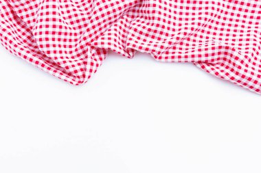 Beyaz arka planda izole edilmiş kırmızı ve beyaz masa örtüsü desenli piknik. Dama kumaşı kopya alanı ile buruşmuş üst görünüm. 