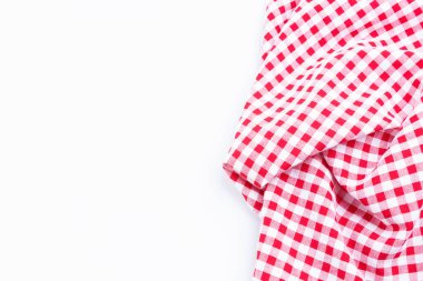 Dama kumaşı, fotokopi alanı ile buruşmuş üst görünüm. Beyaz arkaplanda kırmızı ve beyaz masa örtüsü dokusu.