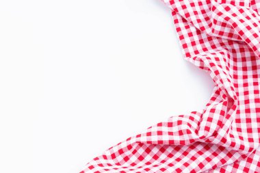 Dama kumaşı, fotokopi alanı ile buruşmuş üst görünüm. Kırmızı ve beyaz masa örtüsü desenli piknik beyaz arka planda izole edildi.