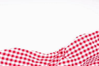 Kumaş kopya alanı ile buruşmuş. Masa örtüsü pikniği Kırmızı, beyaz arkaplanda beyaz doku kontrolörleri.