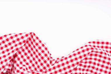 Kumaş kopya alanı ile buruşmuş. Masa örtüsü pikniği Kırmızı, beyaz arkaplanda beyaz doku kontrolörleri.