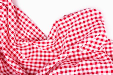 Kumaş tekstil beyaz arkaplanda fotokopi alanı ile buruşmuş. Masa örtüsü pikniği, kırmızı, beyaz doku kontrolörleri. beyaz arkaplan.