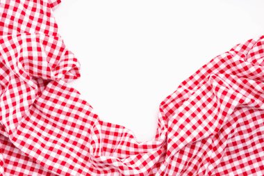 Kumaş tekstil beyaz arkaplanda fotokopi alanı ile buruşmuş. Masa örtüsü pikniği, kırmızı, beyaz doku kontrolörleri. beyaz arkaplan.