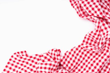 Kumaş tekstil beyaz arkaplanda fotokopi alanı ile buruşmuş. Masa örtüsü pikniği, kırmızı, beyaz doku kontrolörleri. beyaz arkaplan.