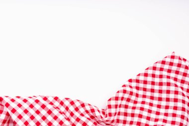 Masa örtüsü pikniği, kırmızı, beyaz doku kontrolörleri. Kumaş tekstil beyaz arkaplanda buruşmuş. 