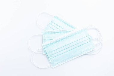 Üst görünüm tıbbi maske, beyaz arka planda, kopyalama alanı ile izole edilmiş. Virüsü korumak için tıbbi maske takmak ve mesafeyi korumak.. 