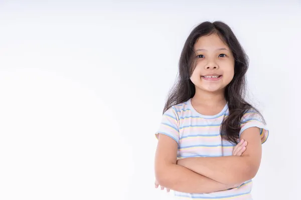 Ασιατικό Κορίτσι Στέκεται Χέρια Σταυρωμένα Χαμόγελο Ευτυχισμένη Απομονωμένη Λευκό Φόντο — Φωτογραφία Αρχείου