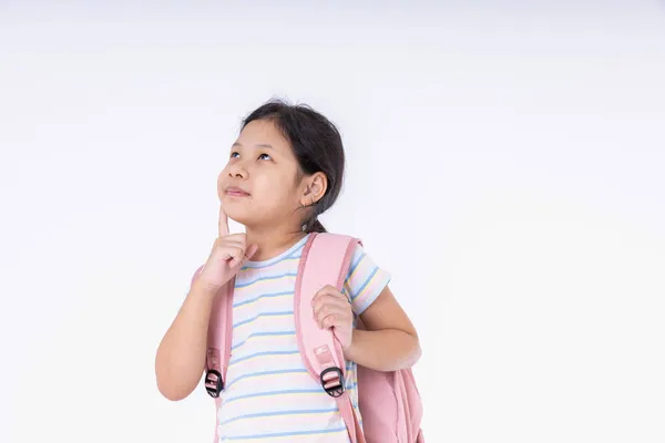 回到学校的概念 可爱的亚洲女孩站在那里思考 带着粉色背包的孩子们穿着白色背景的衣服上学 带着复制的空间准备学习 — 图库照片