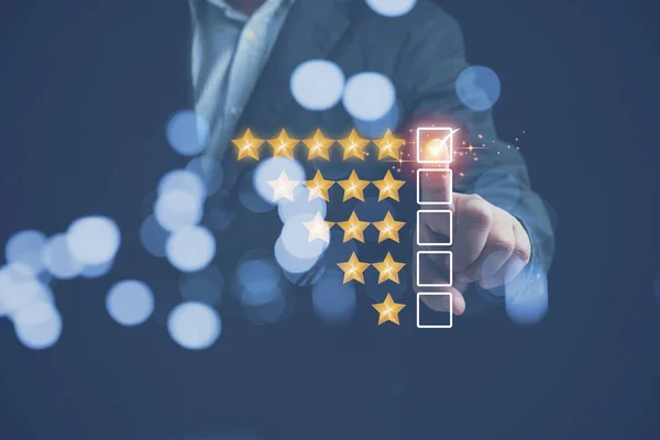 Müşteri hizmetleri en iyi iş derecesi. Gelecekte müşteriler için geliştirme ve memnuniyet yaratma. İşadamı parmak ucuyla dokunarak en iyi tatmini seçer. 5 yıldız..