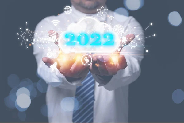 クラウドアイコン上に2022年までのデジタルクラウドコンピューティング転送データベースを保持しているビジネスマン および将来へのビジネスのための手のビジネスアイコン テクノロジーネットワークデジタルオンラインコンセプト — ストック写真