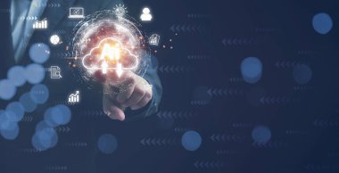 İş adamı, sanal, teknoloji, yenilik ve iş konseptiyle ilgili ekrandaki ağ bağlantısı kuran bulutlara dokunuyor. Büyük veritabanı aktarımları bulut hesaplama kullan.